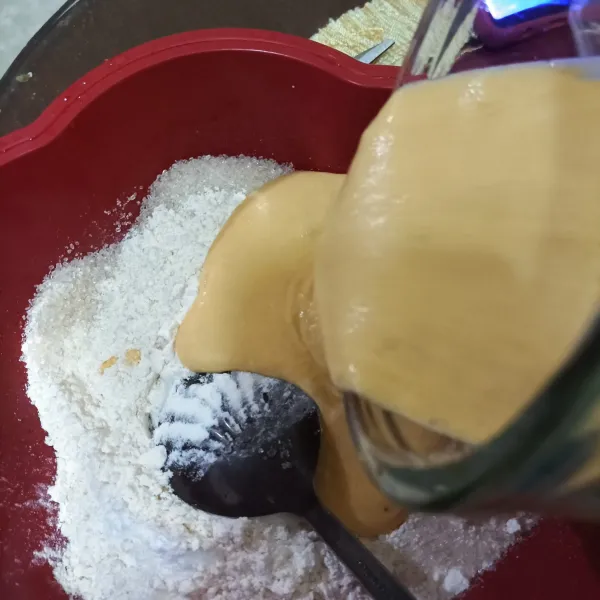 Tuang adonan pisang yang sudah dihaluskan ke dalam campuran tepung.