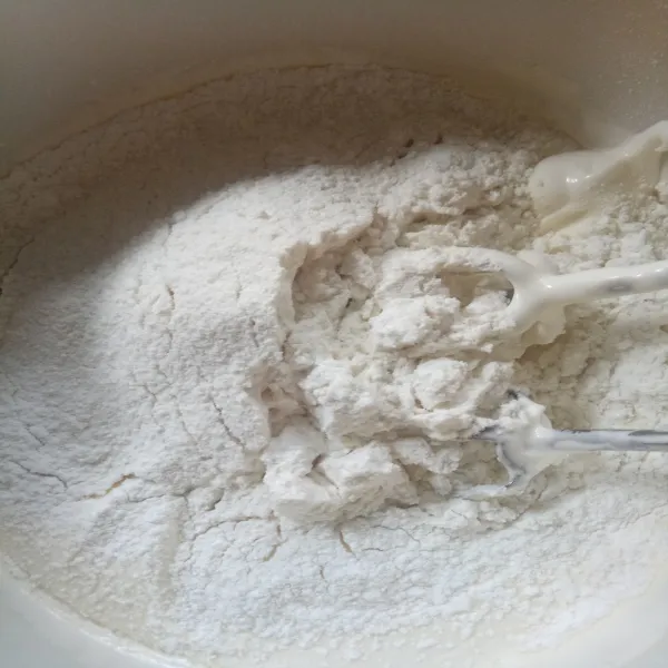Lalu masukan tepung terigu dan maizena yang sudah diayak mixer sebentar asal tercampur rata.