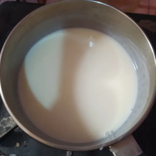 Buat vla vanila: Rebus susu, gula dan garam sampai hampir mendidih. Masukkan maizena yang sudah dilarutkan dalam 50 ml air. Aduk cepat, sambil diberi secukupnya essens vanila. Angkat.