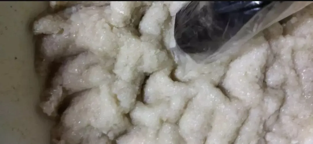 Selagi panas tumbuk tumbuk secukupnya hingga ketan halus.