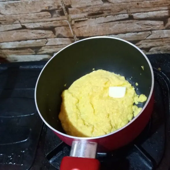 Panaskan butter dan masukkan jagung yang sudah diblender. Masak hingga matang.