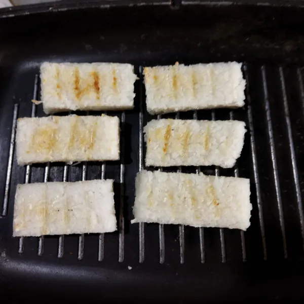 Dan bakar ketan di atas teflon atau lebih enak bakar di atas bara arang sampai kecoklatan. Angkat. Jadah ketan hangat juga enak dimakan begitu saja tanpa dibakar, jangan lupa menutup dengan daun pisang agar ketan tidak keras. Selamat mencoba~