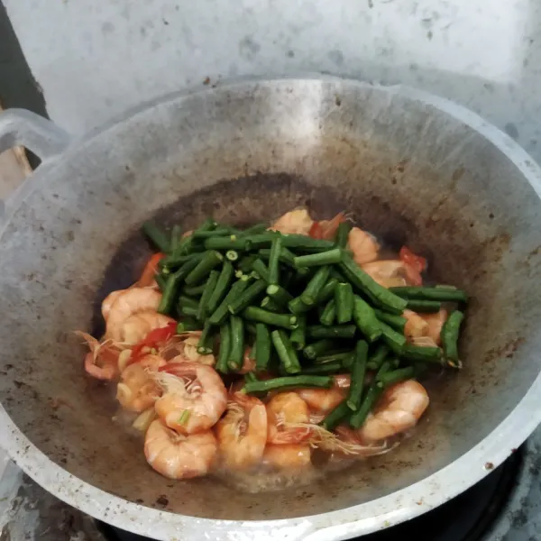 Masukkan kacang panjang lalu tumis sampai matang