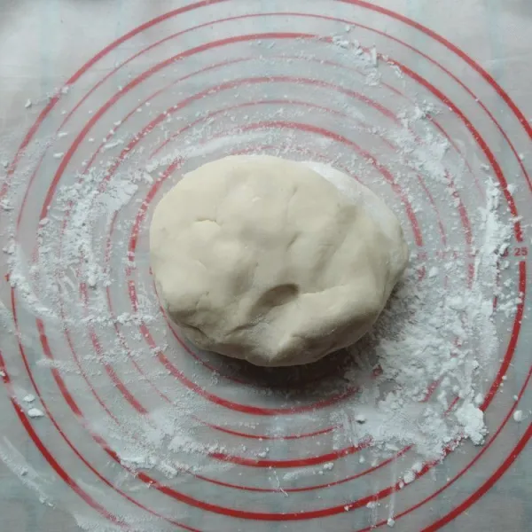 Tambahkan tapioka dan tepung terigu sedikit demi sedikit sambil diuleni hingga adonan dapat dipulung.