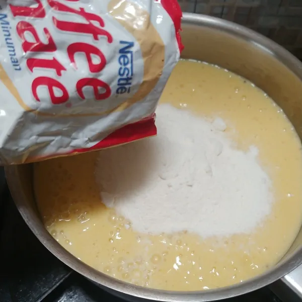 Tuang jus mangga dan susu ke dalam panci, masukkan creamer dan gula pasir. Aduk hingga tercampur rata.
