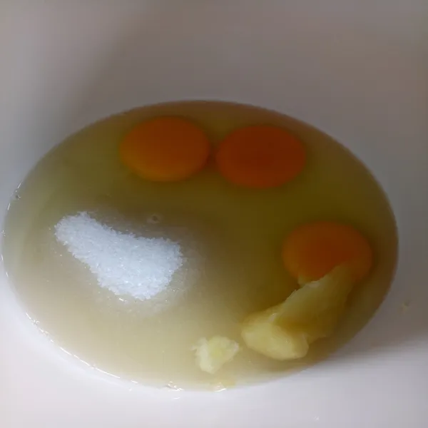 Campur telur, gula dan sp ke dalam wadah.