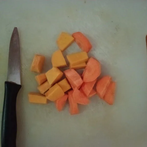 Potong kecil labu dan wortel.