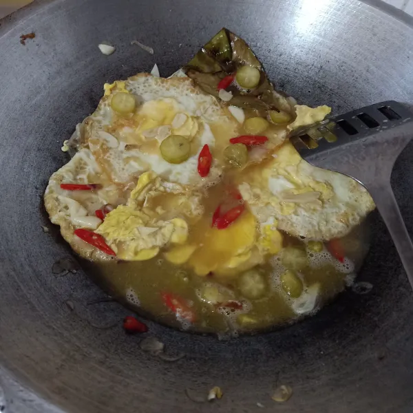 Bumbui dengan lada bubuk, gula pasir, garam, kaldu jamur, lalu masak sampai matang.