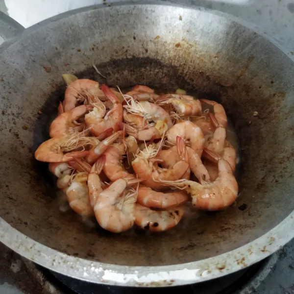 Goreng udang sampai matang