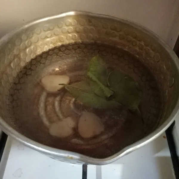 Rebus air masukkan daun salam dan lengkuas.