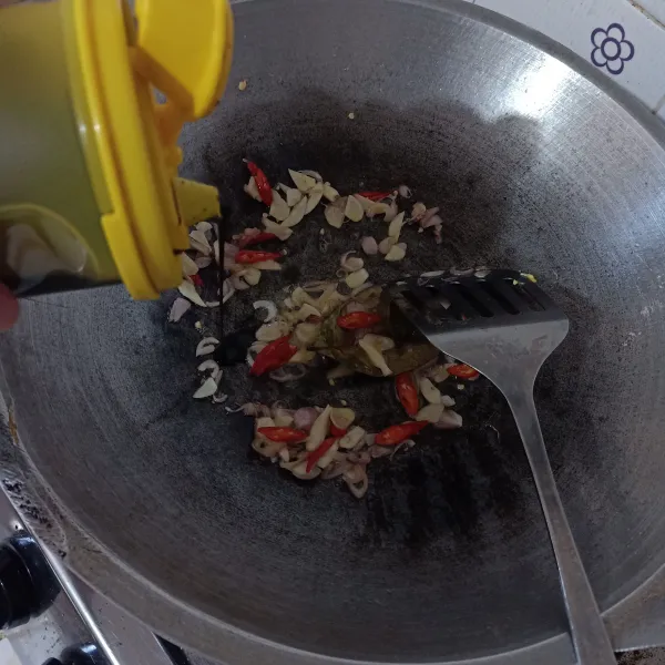 Kemudian masukkan kecap manis.