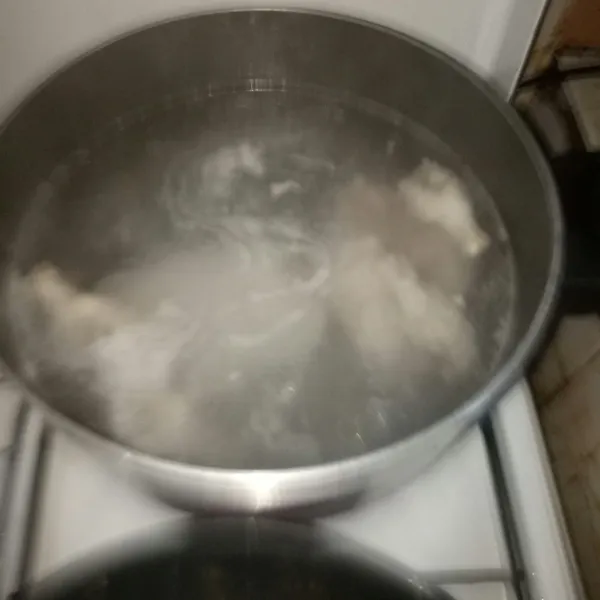Rebus sebentar ayam bertulang, lalu buang dan rebus lagi dengan air bersih hingga mendidih, lalu masukkan fillet ayam.