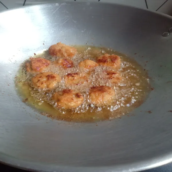 Panaskan minyak, goreng dengan api sedang hingga kecokelatan. Goreng dengan sekali balik agar tidak menyerap banyak minyak.