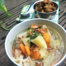 Setelah koreksi rasa, sajikan dengan taburan bawang goreng.