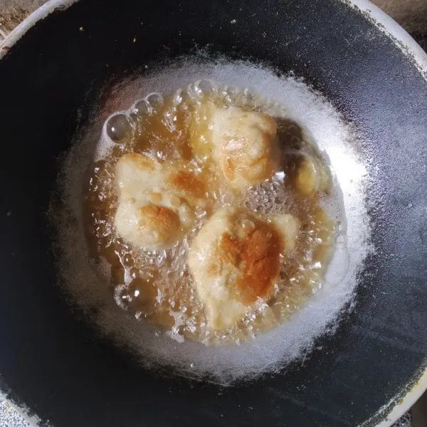 Goreng pempek dengan api sedang hingga kuning kecoklatan, sajikan dengan kuah cuko dan timun.