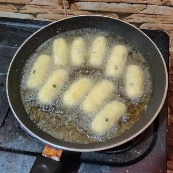 Goreng kentang hingga kuning keemasan.