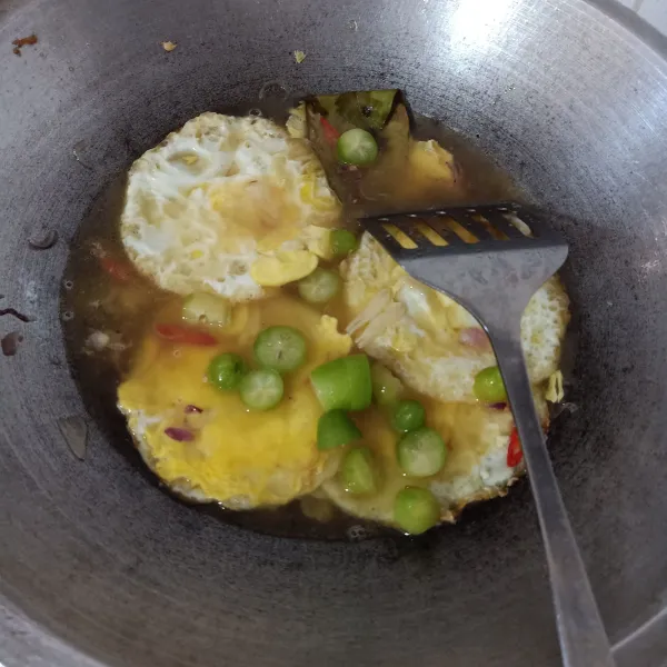 Kemudian masukkan telur dan belimbing wuluh.
