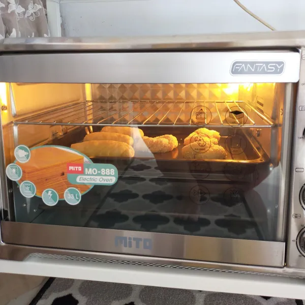 Panggang dalam oven yang telah dipanaskan sebelumnya dengan suhu 150-170 derajat celsius selama 20-25 menit atau sesuai dengan oven masing-masing. Setelah matang jangan lupa olesi dengan margarin.
