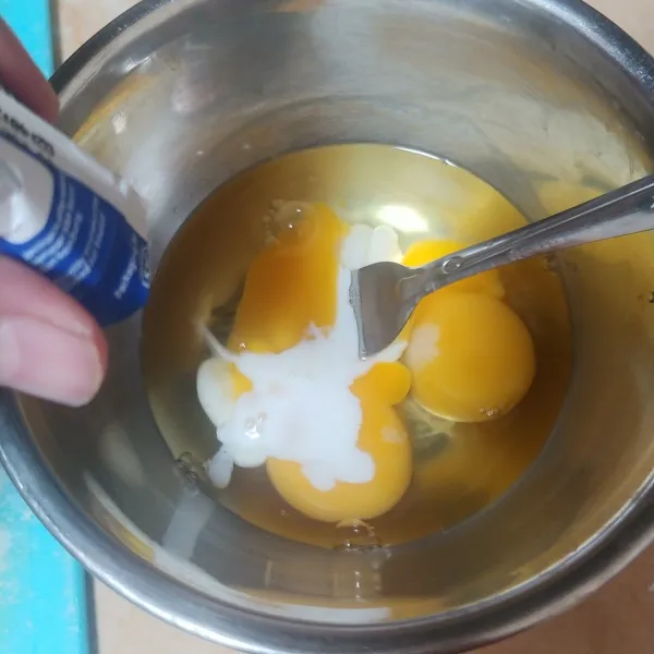 lanjut membuat scramble egg,kocok telur beri garam,susu dan lada bubuk