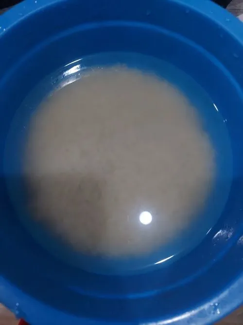 Cuci bersih beras basmati. Rendam dalam air selama 30 menit