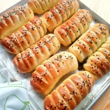 Panggang hingga matang. Begitu keluar dari oven langsung olesi dengan butter agar lebih harum dan tampak shiny.