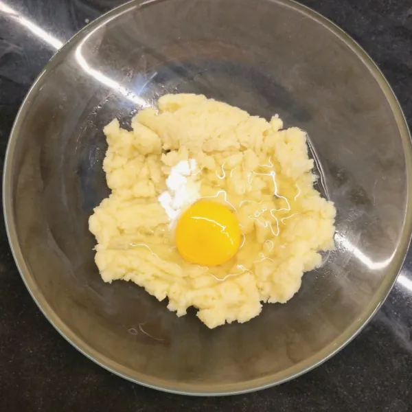 Diamkan adonan hingga dingin. Tambahkan telur dan baking powder, lalu aduk merata.