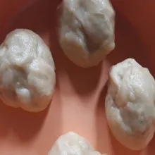 Bagi adonan jadi 4 bagian dan bulatkan adonan.