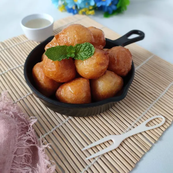 Sajikan luqaimat dengan kucuran syira/ syrup gula.