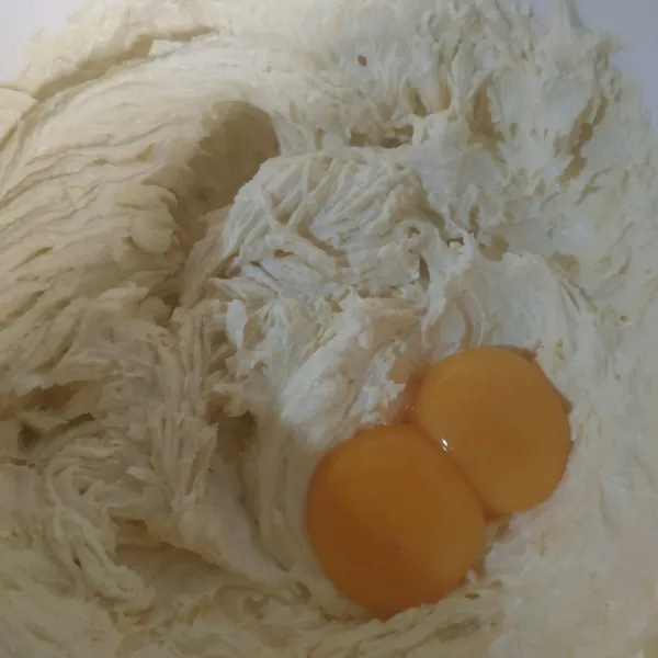 Tambahkan kuning telur lalu mixer hingga rata.