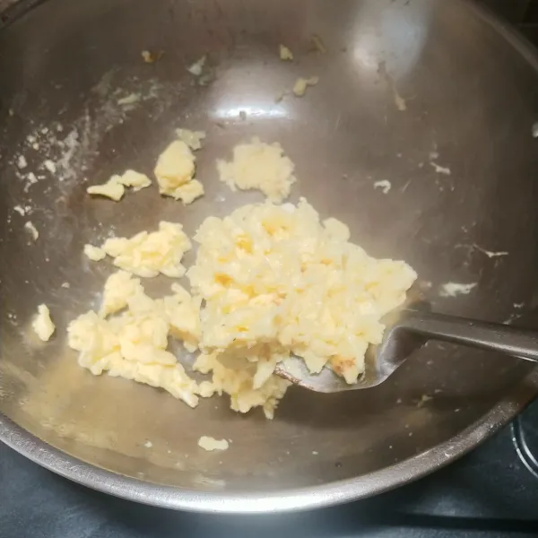 panaskan wajan beri sedikit minyak lalu tuang adonan telur biarkan sebentar lalu aduk seperti membuat orak arik,angkat dan tiriskan