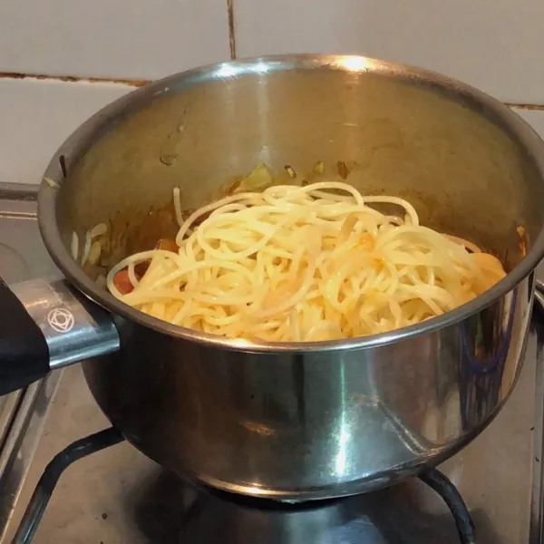 Masukkan spaghetti ke dalam bumbu bolognese dan aduk sampai rata.