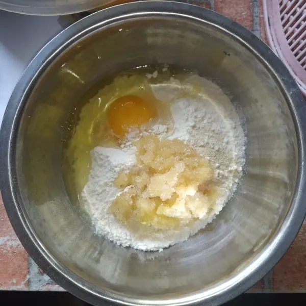 campur semua bahan kering, aduk rata, tambahkan tapai singkong dan telur
