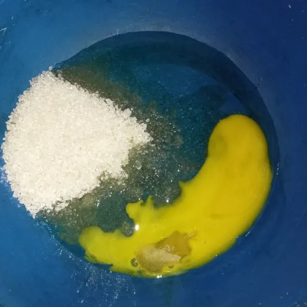 Campur telur, gula pasir dan SP.