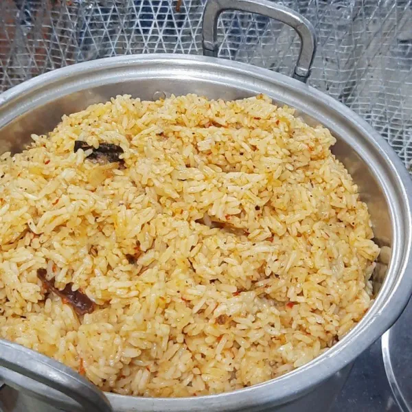 Lalu panaskan panci kukusan kemudian kukus nasi selama 30 menit hingga matang.