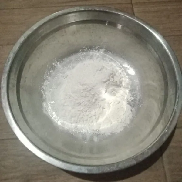 Masukkan tepung dan garam dalam wadah, tambahkan air sedikit demi sedikit ulen hingga semua bahan kering tercampur.