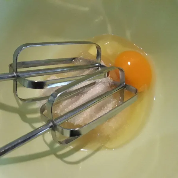 Mixer telur dan gula sampai tercampur rata