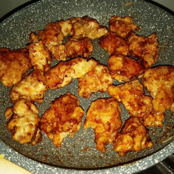 Set api kecil, masukkan ayam dan aduk cepat sampai ayam terbalur saus. Sajikan.