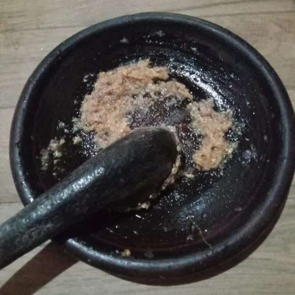 Ulek bumbu yang dihaluskan sampai halus.