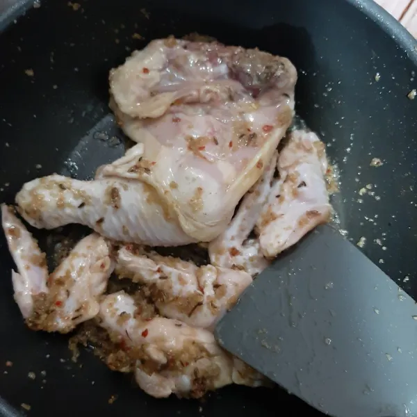 Masukkan ayam ke dalam tumisan bumbu. Aduk rata. Masak hingga ayam berubah warna.