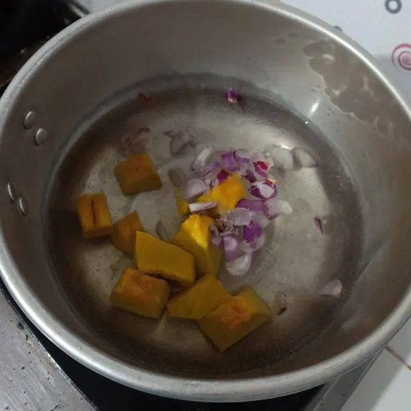 Rebus air, bawang merah, dan labu kuning sampai setengah matang.