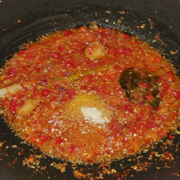 Tambahkan garam, gula, dan kaldu jamur. Aduk rata.