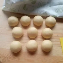 Bagi adonan menjadi 10 bagian atau sesuai selera, bulatkan , lalu diamkan kembali selama 10 menit.