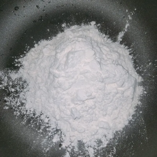 Sambil menunggu mendidih, siapkan tepung terigu dan beri sejumput garam.