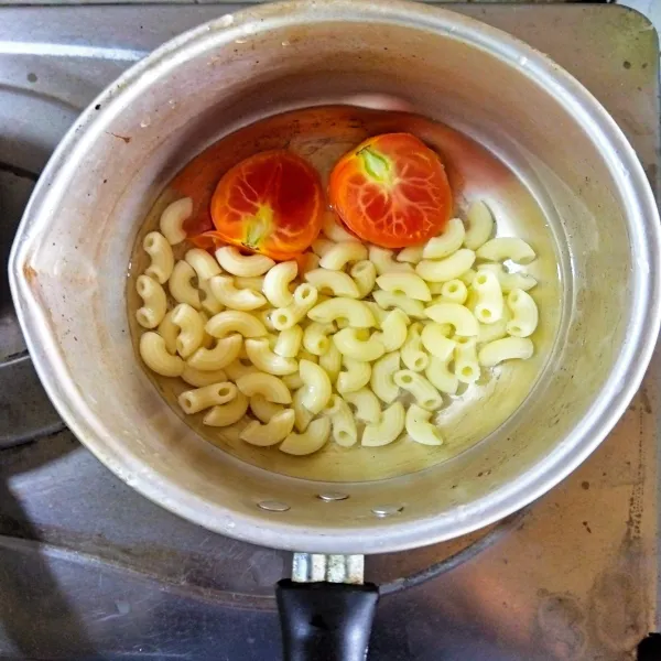 Lalu tambahkan tomat merah, rebus kembali sampai makaroni dan tomat matang. Angkat dan tiriskan.