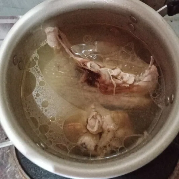 Cuci bersih ayam, rebus ayam hingga empuk.