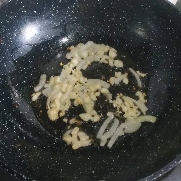 Panaskan sedikit minyak goreng. Tumis bawang putih yang sudah dicincang halus dan bawang bombay yang dipotong kasar.
