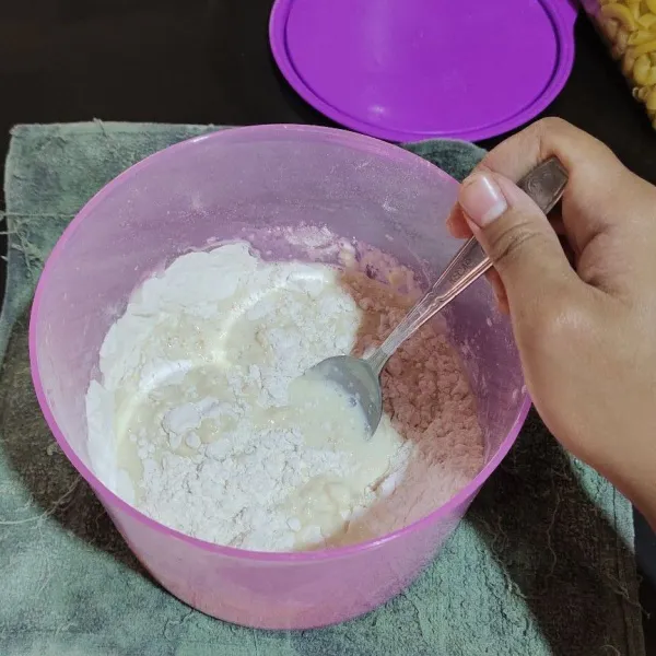 Tambahkan susu cair hangat. Aduk menggunakan sendok.