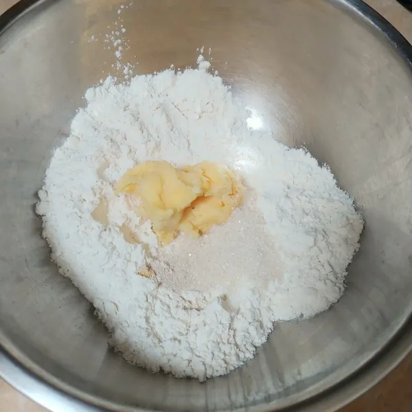 campur tepung,gula dan ragi aduk hingga tercampur rata (me pakai wishk) bisa juga pakai mixer.