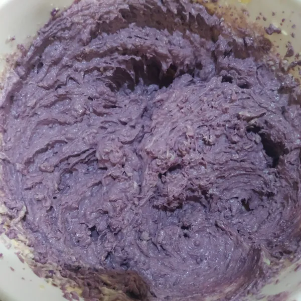 Tambahkan ubi ungu kemudian mixer hingga tercampur rata.