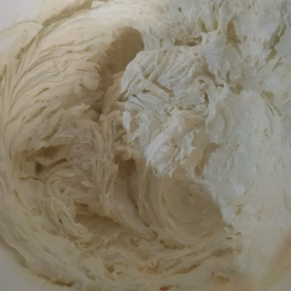 Kocok gula dan butter sebentar saja hingga lembut.